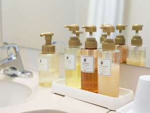 Chuveiro/banheira combinados, produtos de toalete grátis