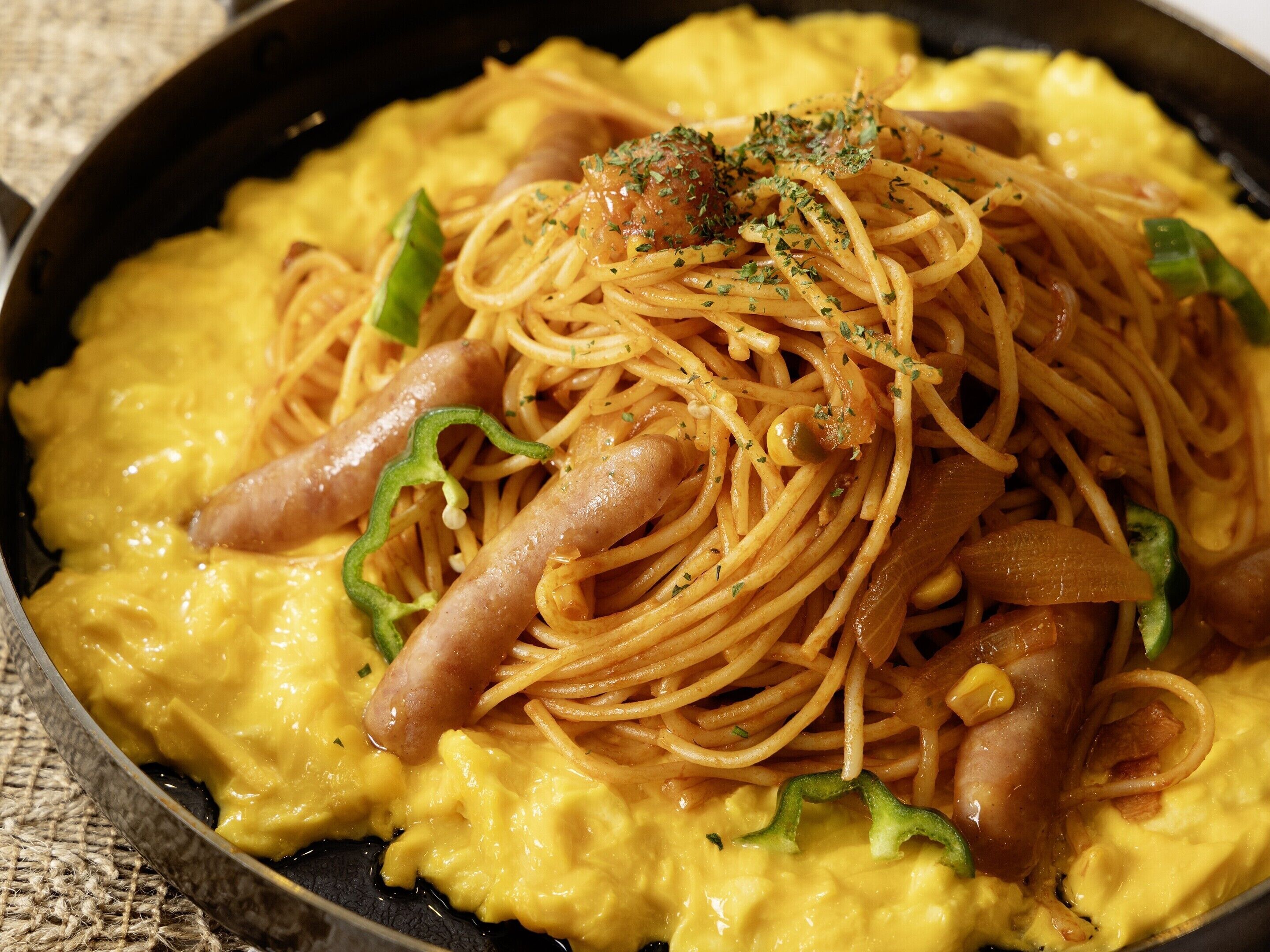 Un plat de spaghettis à la saucisse, nappé d’une sauce crémeuse.
