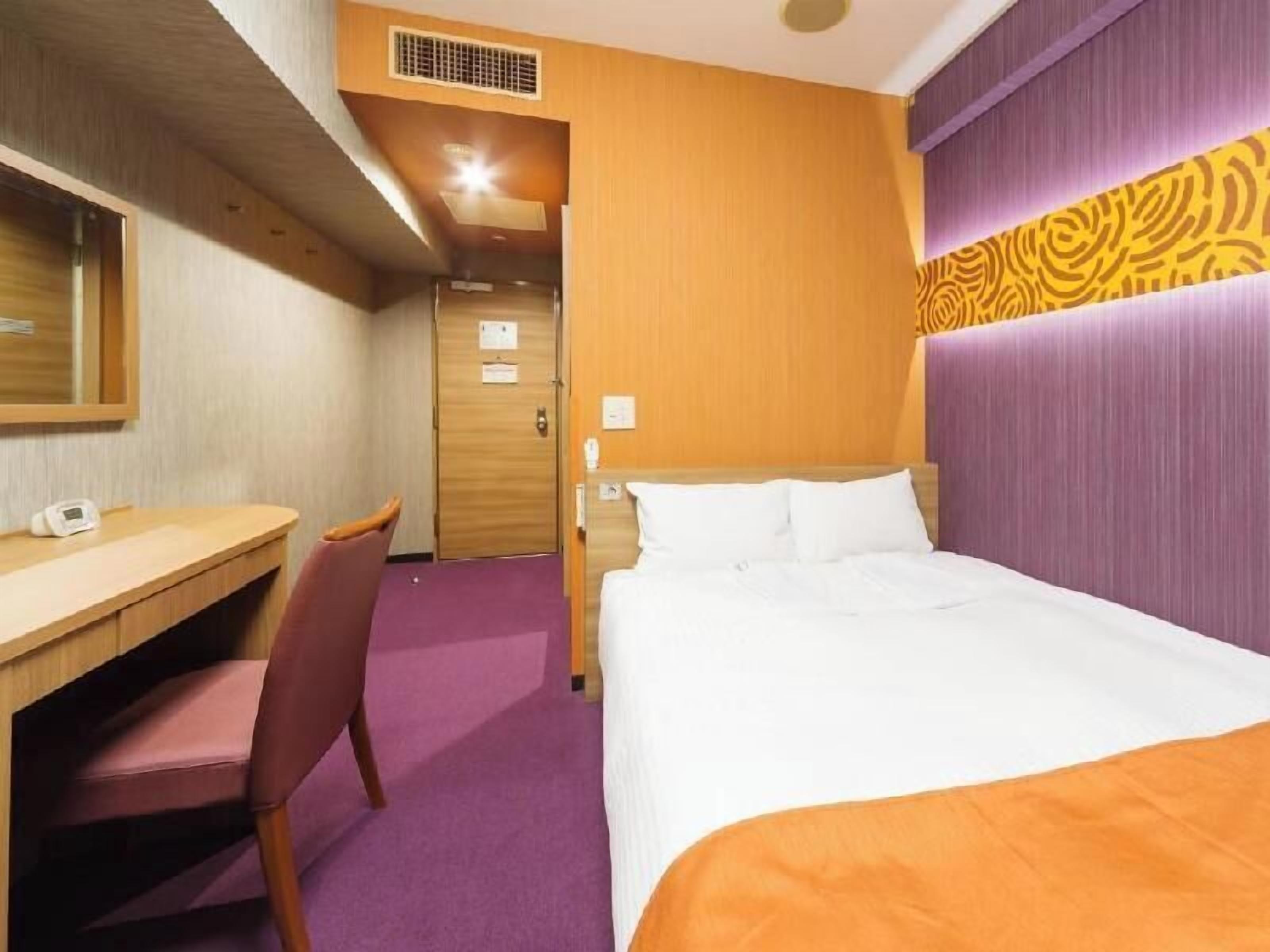 羽絨被、書桌、遮光窗簾/窗簾、熨斗/熨衫板