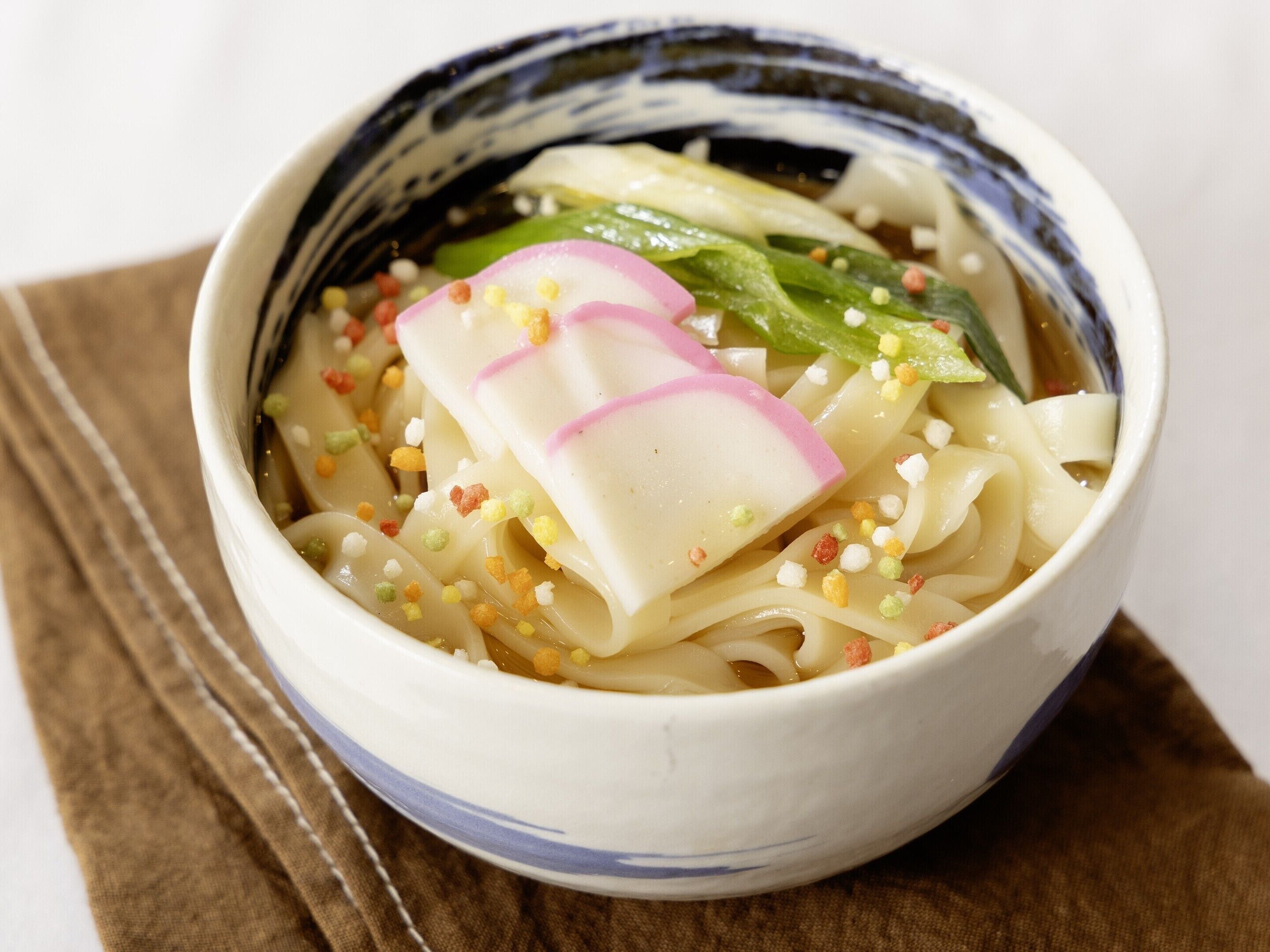 Een kom ramen met toppings.