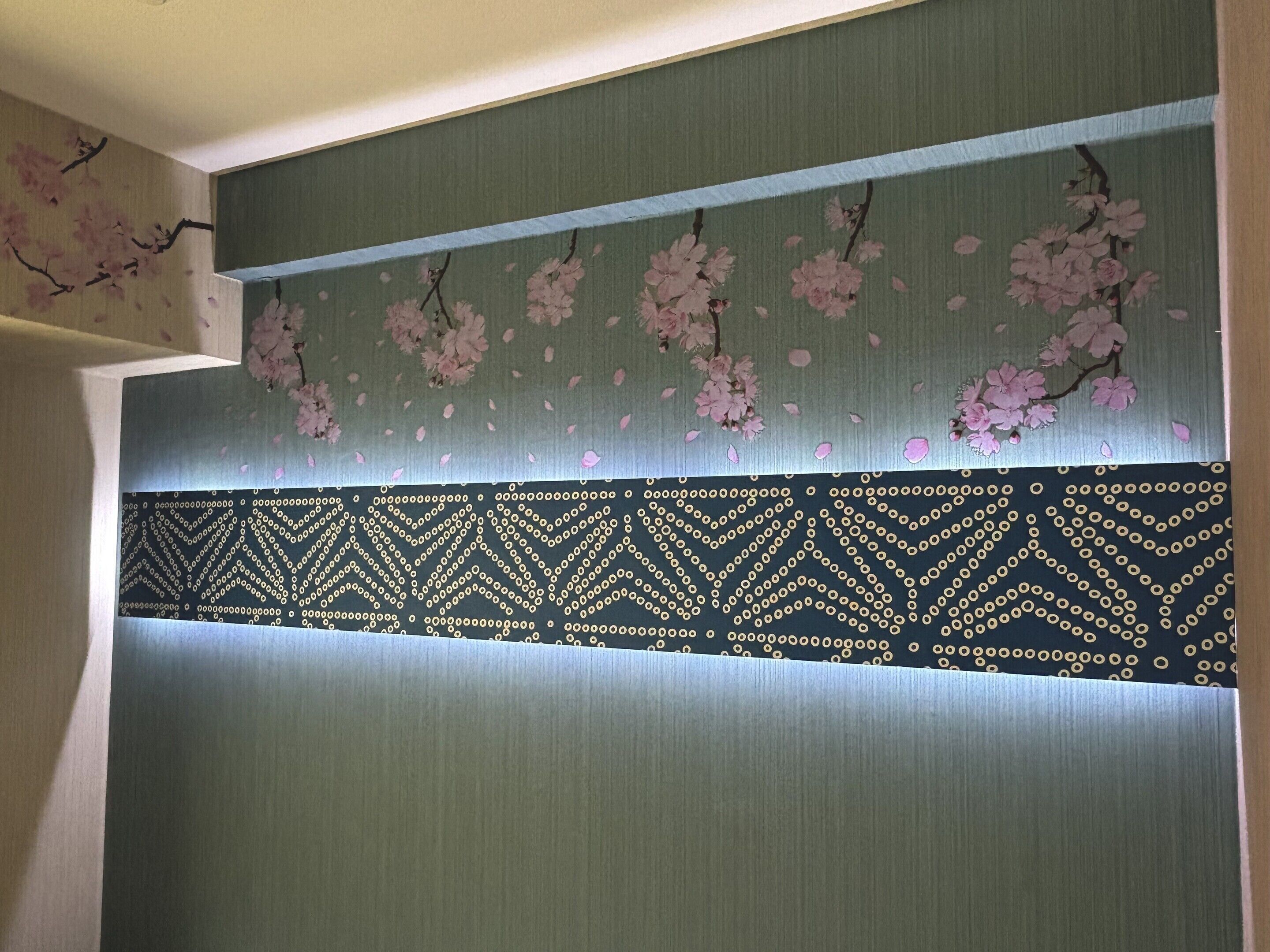 Un mur orné d’un motif floral et d’un dessin géométrique.