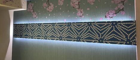 Un mur orné d’un motif floral et d’un dessin géométrique.