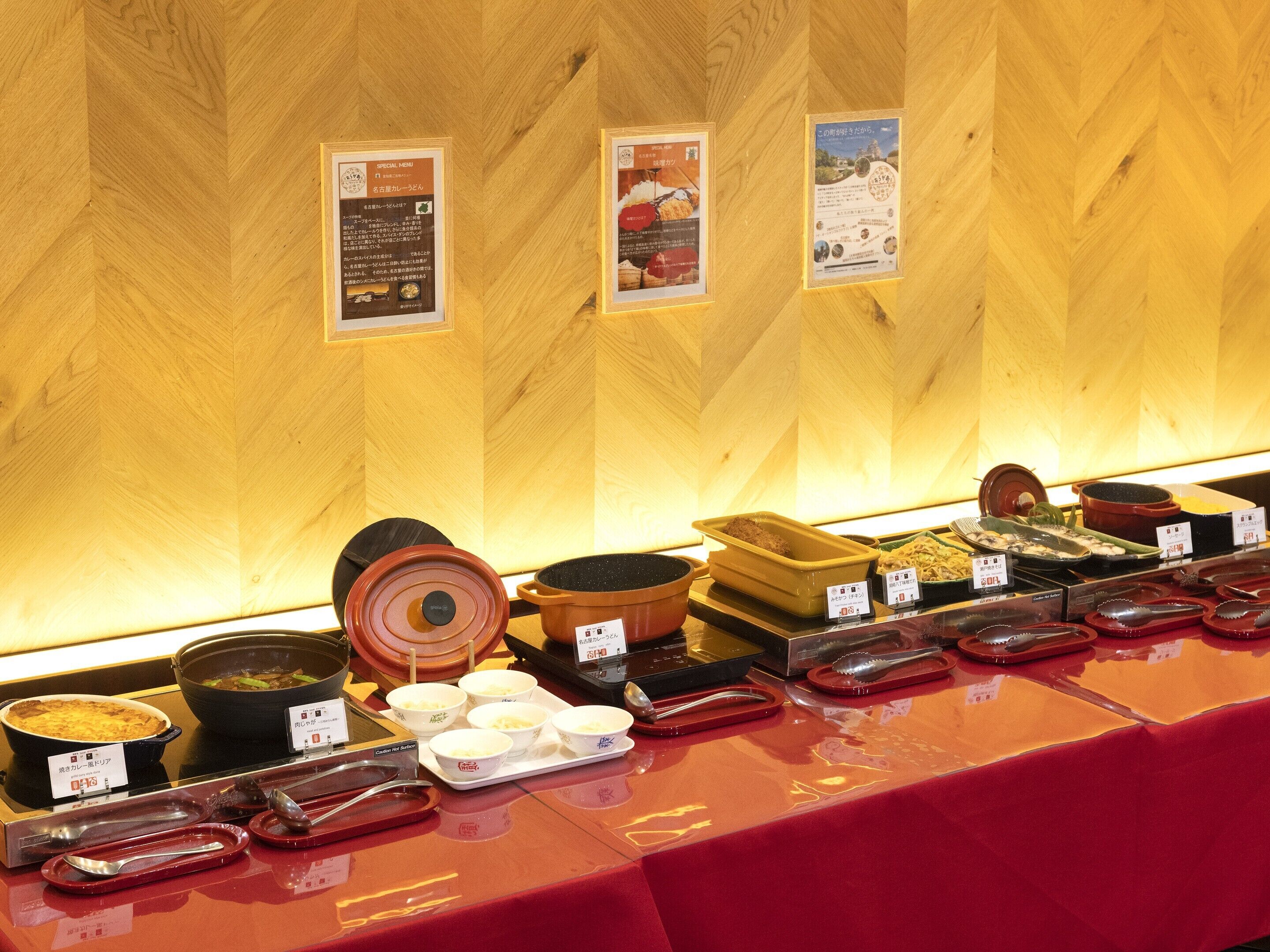 Un buffet proposant divers plats et assortiments de couverts.