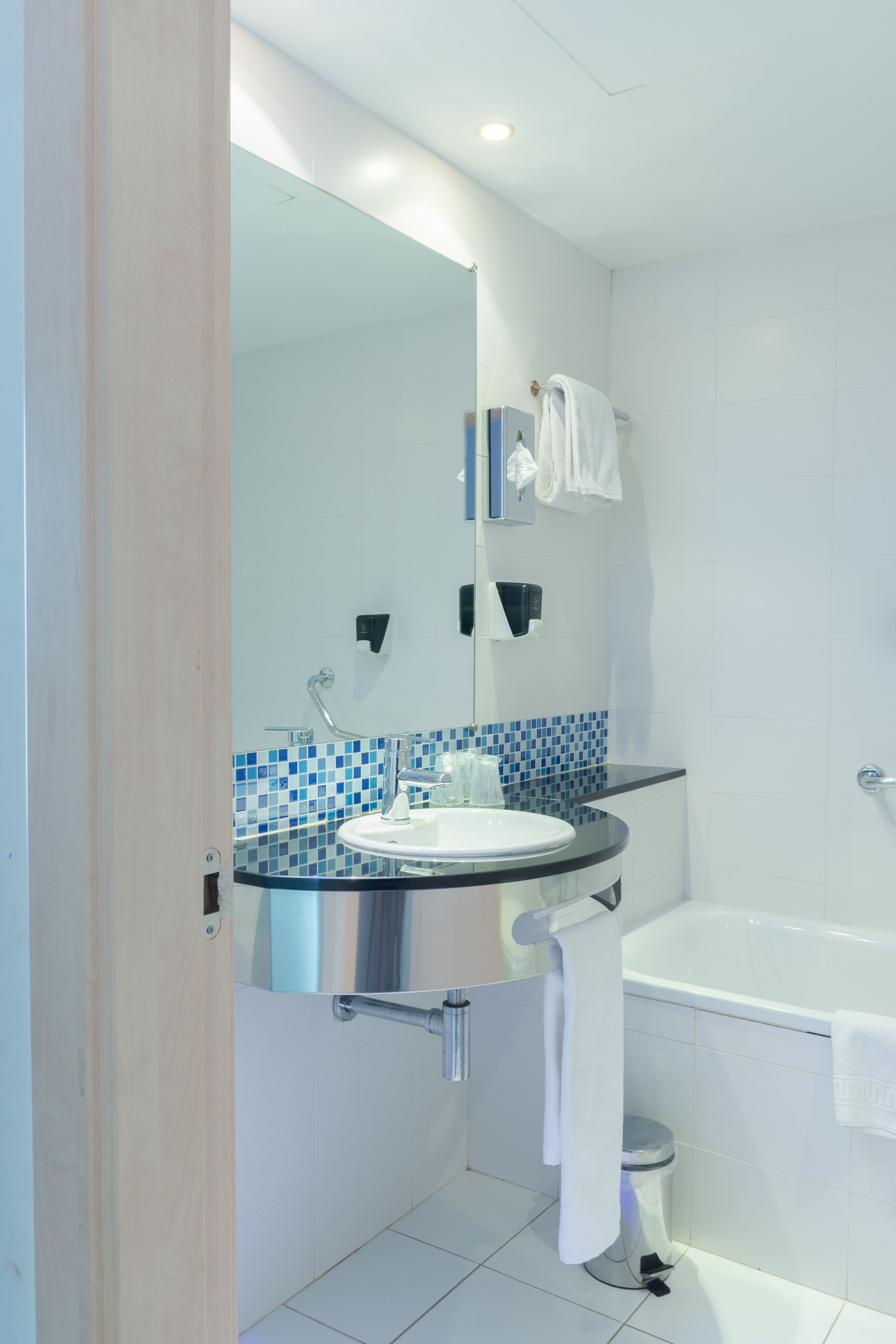 combined shower/bathtub, hair dryer, bidet, towels