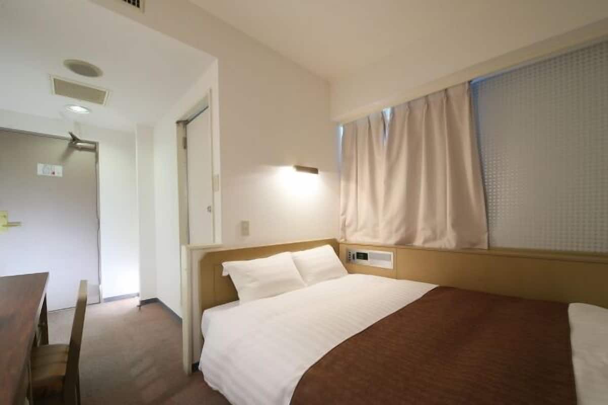 Työpöytä, silitysrauta/-lauta, ilmainen Wi-Fi, vuodevaatteet