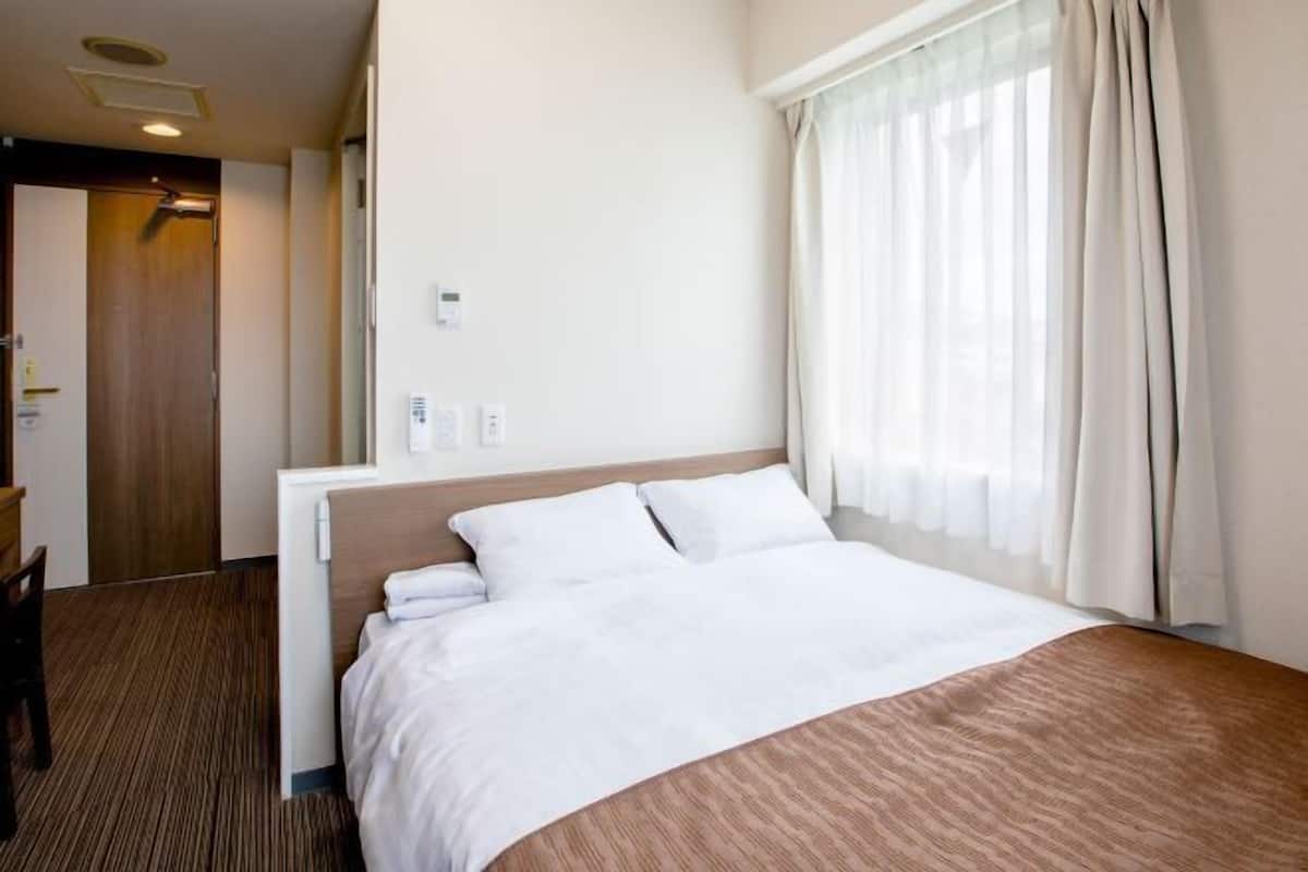 Työpöytä, silitysrauta/-lauta, ilmainen Wi-Fi, vuodevaatteet