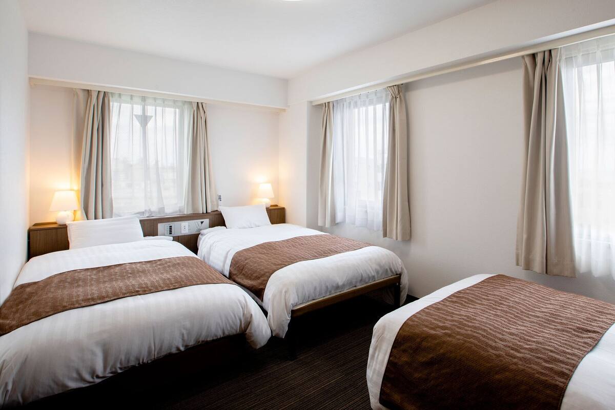 Desk, iron/ironing board (on request), WiFi (free), bed sheets