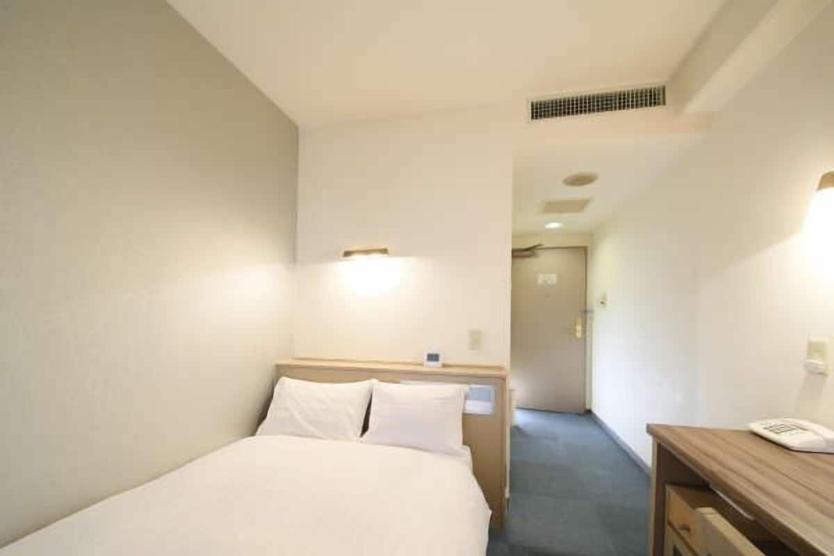 Työpöytä, silitysrauta/-lauta, ilmainen Wi-Fi, vuodevaatteet