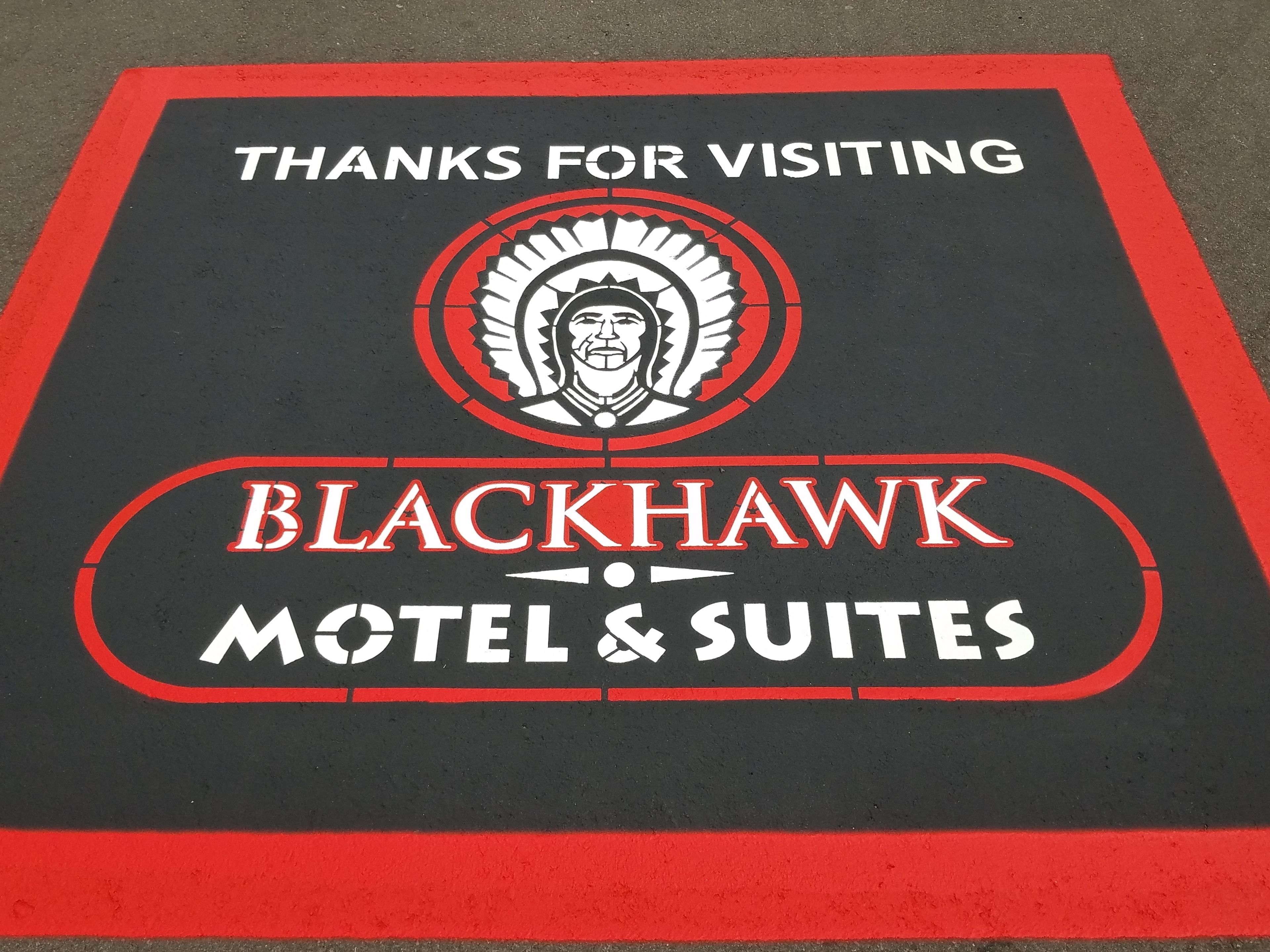 Schild für das Blackhawk Motel & Suites mit hervorgehobenem Logo und einer Dankesbotschaft für den Besuch.