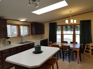 2 Bedroom House, 2 Bath, Sleeps 8, includes Seasonal Timbavati Wildlife Park | Cocina privada | Microondas y cafetera y tetera 