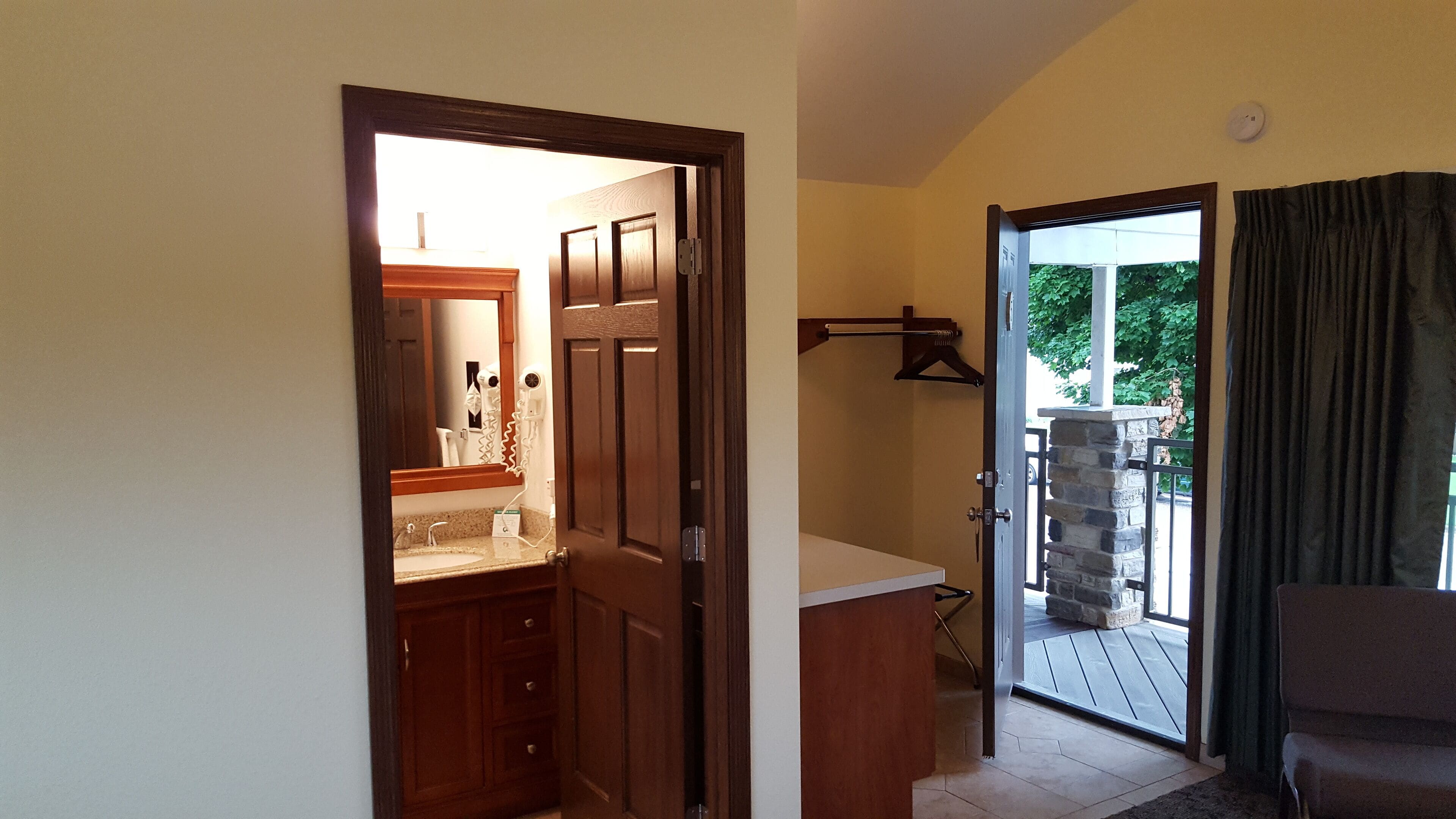 1 Queen Twin, includes Seasonal Timbavati Wildlife Park | Premium bedding, laptop workspace, blackout drapes, free WiFi