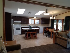 2 Bedroom House, 2 Bath, Sleeps 8, includes Seasonal Timbavati Wildlife Park | 起居区 | 42-英寸液晶电视 (配备数码频道)、电视