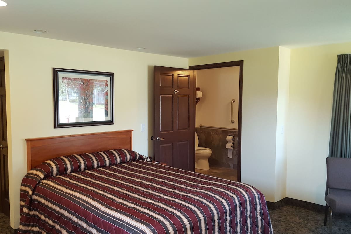 Premium bedding, laptop workspace, blackout drapes, WiFi (free)