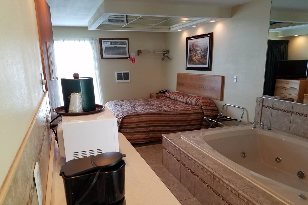 Premium bedding, laptop workspace, blackout drapes, WiFi (free)