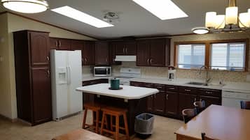 2 Bedroom House, 2 Bath, Sleeps 8, includes Seasonal Timbavati Wildlife Park | Cocina privada | Microondas y cafetera y tetera