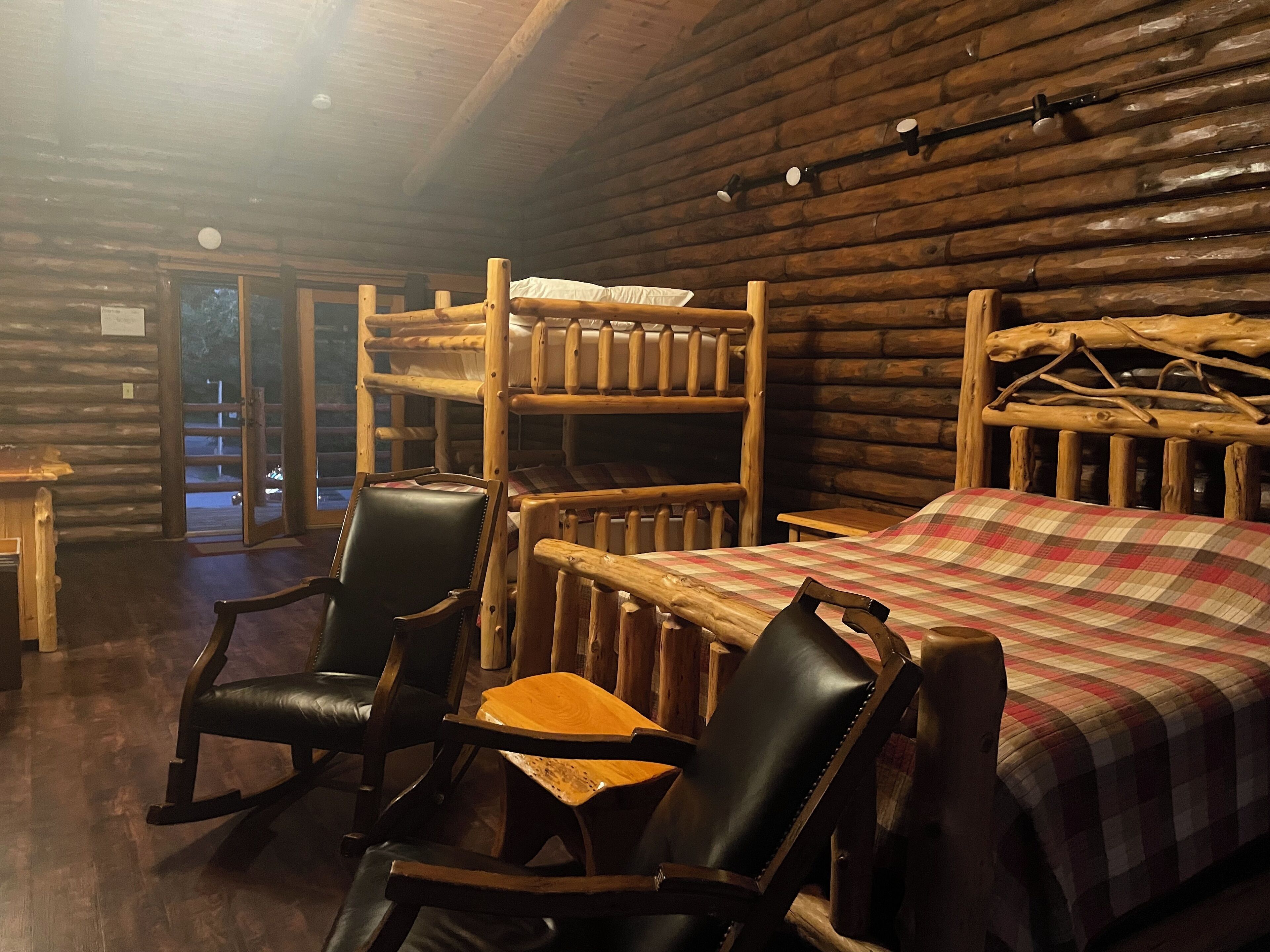 Habitación Confort, cocina básica, vistas al río | 1 dormitorio, colchones Select Comfort, decoración individual