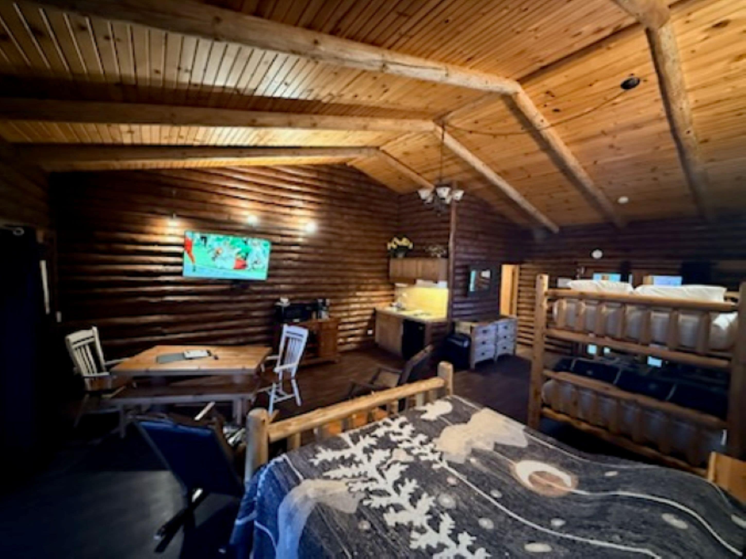 Riverview Premier Lodge room with Kitchenette (6 person) | 1 bedroom, Select Comfort beds, individually decorated