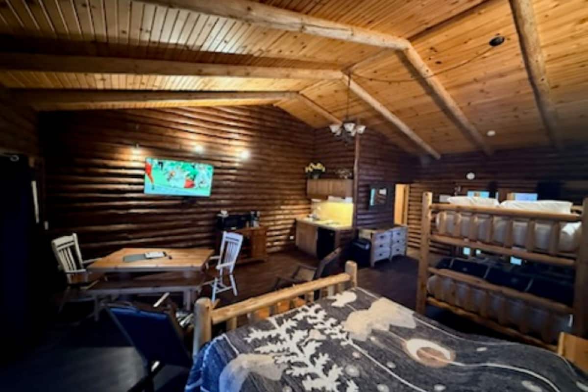 Riverview Premier Lodge room with Kitchenette (6 person) | 1 bedroom, Select Comfort beds, individually decorated