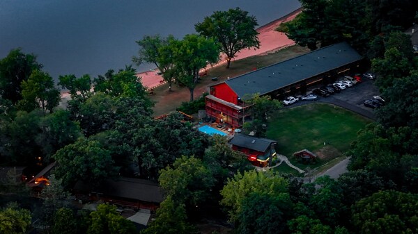 Cedar Lodge And Settlement - Lake Delton, WI