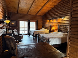 コンフォート ルーム バルコニー リバービュー (Lodge) | 1 室のベッドルーム、セレクト コンフォート製ベッド、客室ごとに異なる装飾、客室ごとに異なるインテリア