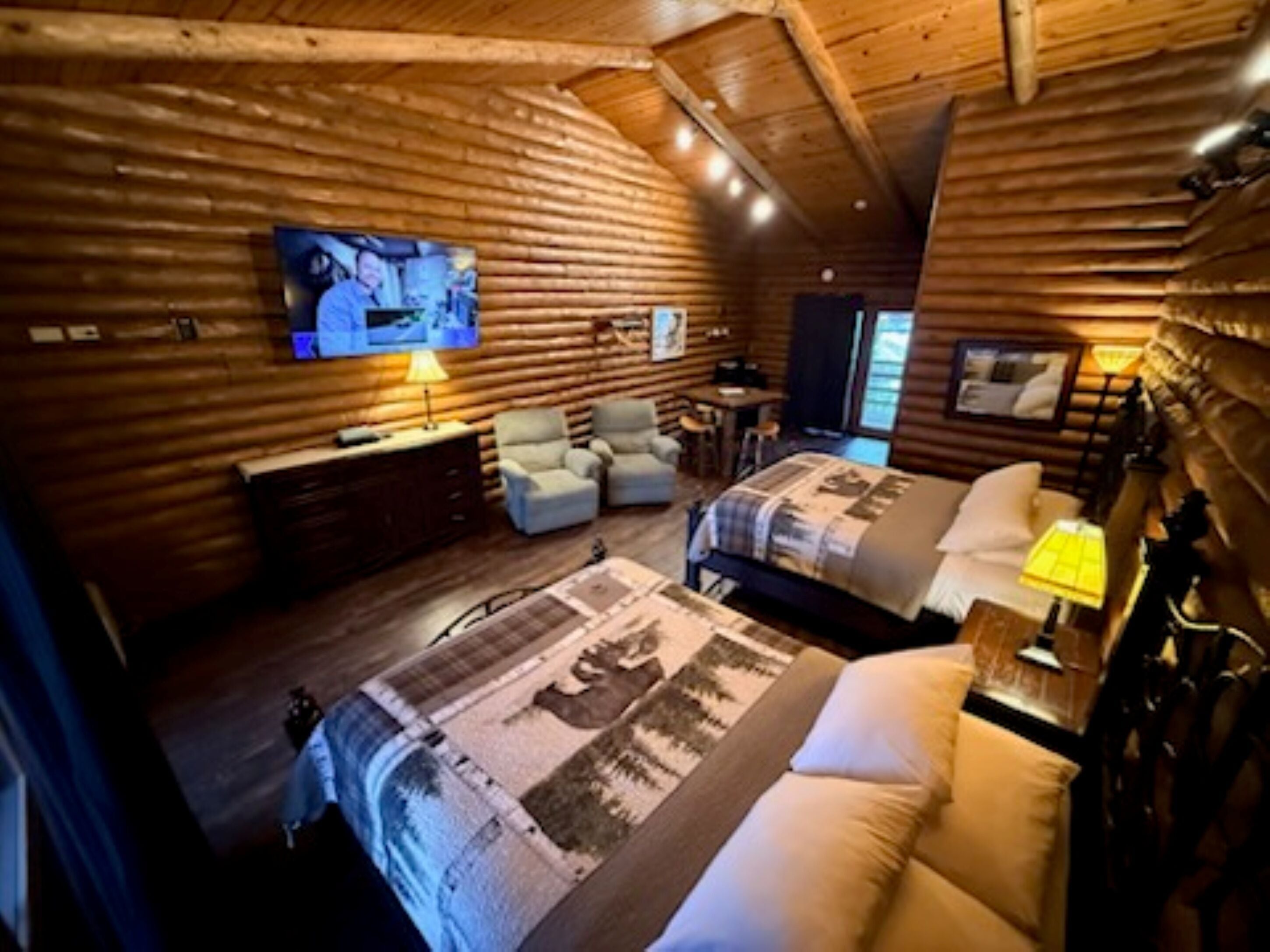 Habitación Confort, balcón, vistas al río (Lodge) | Zona de estar | Smart TV de 50 pulgadas con canales digitales, además de Netflix, Hulu