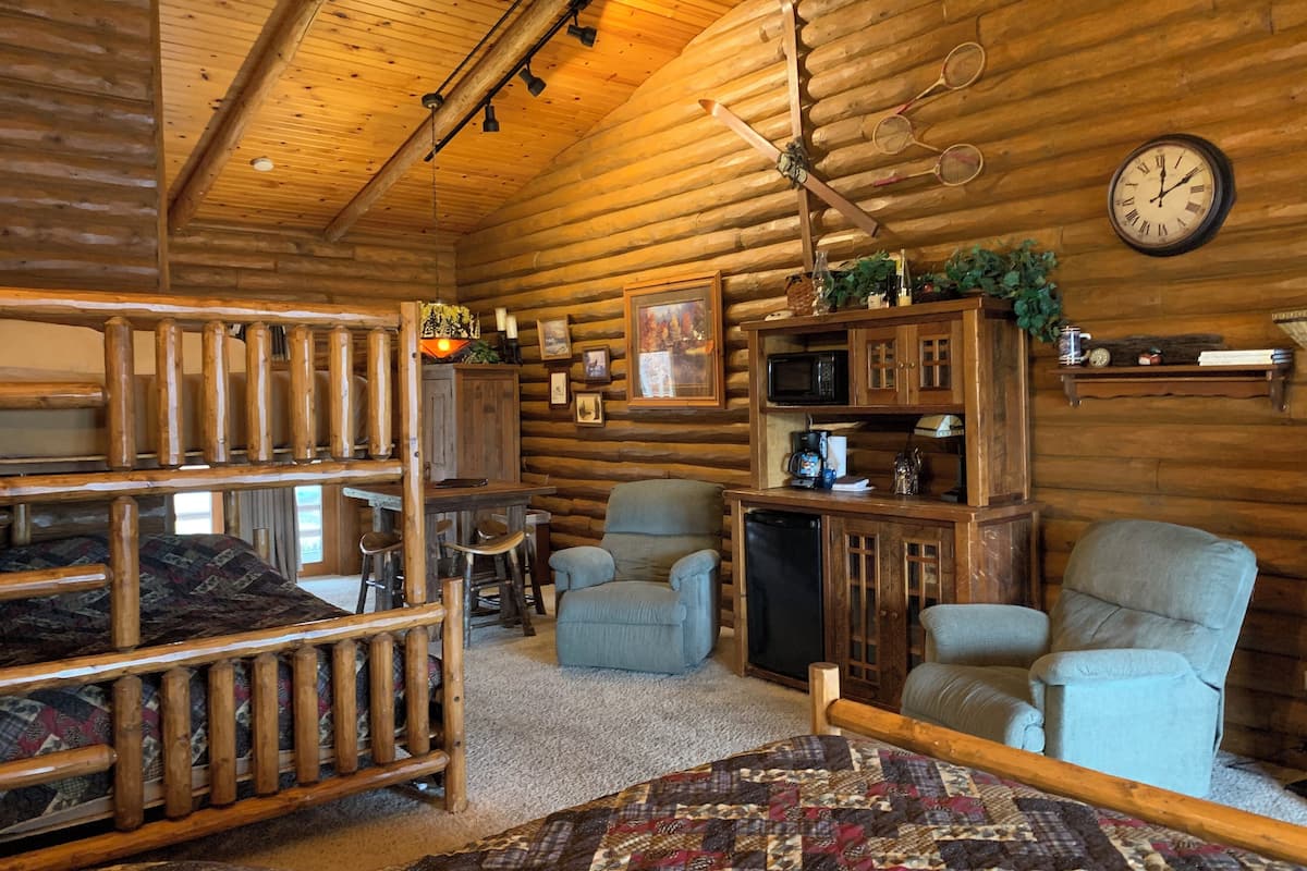 Premier-Zimmer, Flussblick (Lodge) | 1 Schlafzimmer, Select-Comfort-Betten, individuell dekoriert