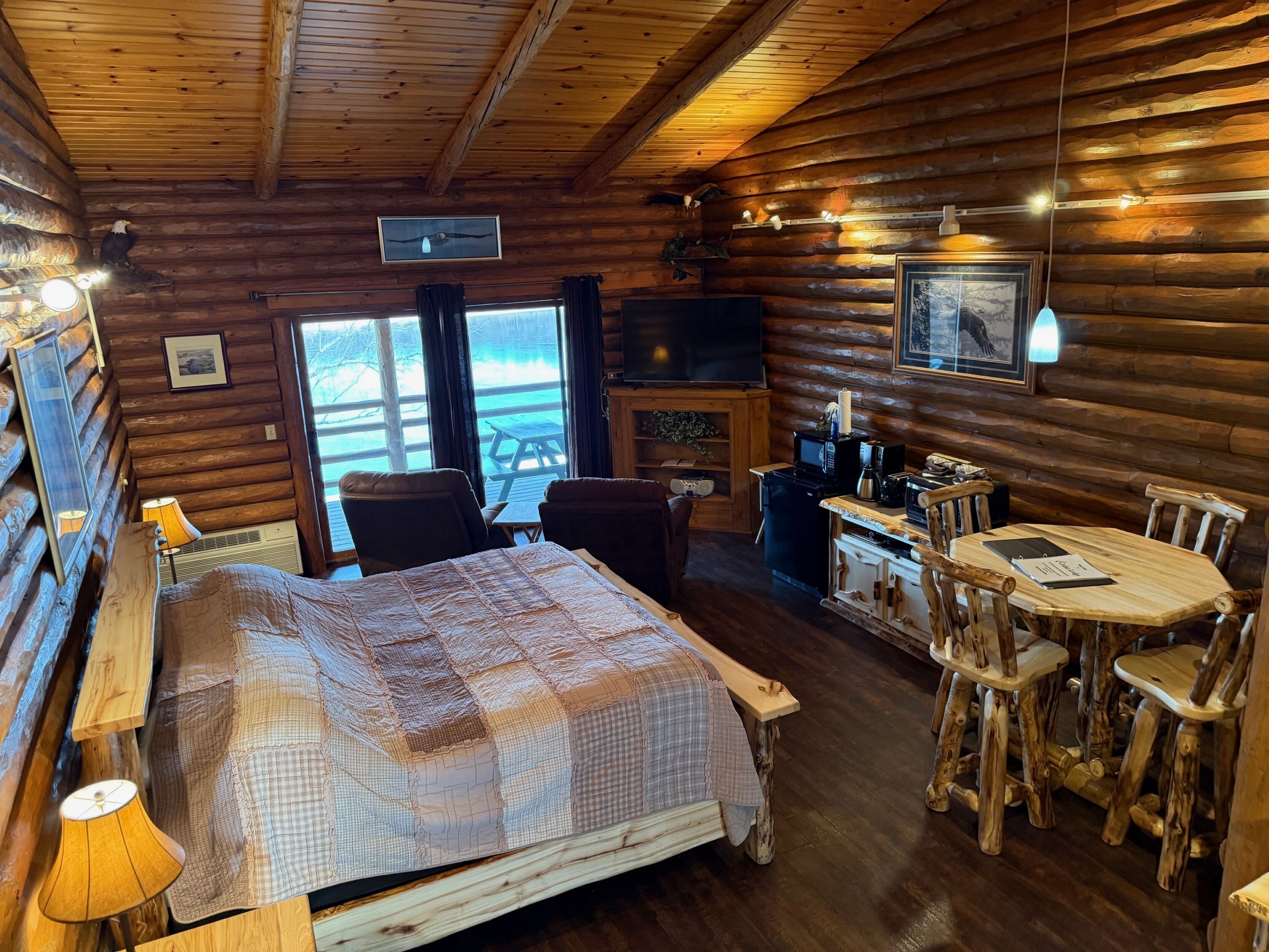 Habitación Deluxe, vistas al río | 1 dormitorio, colchones Select Comfort, decoración individual