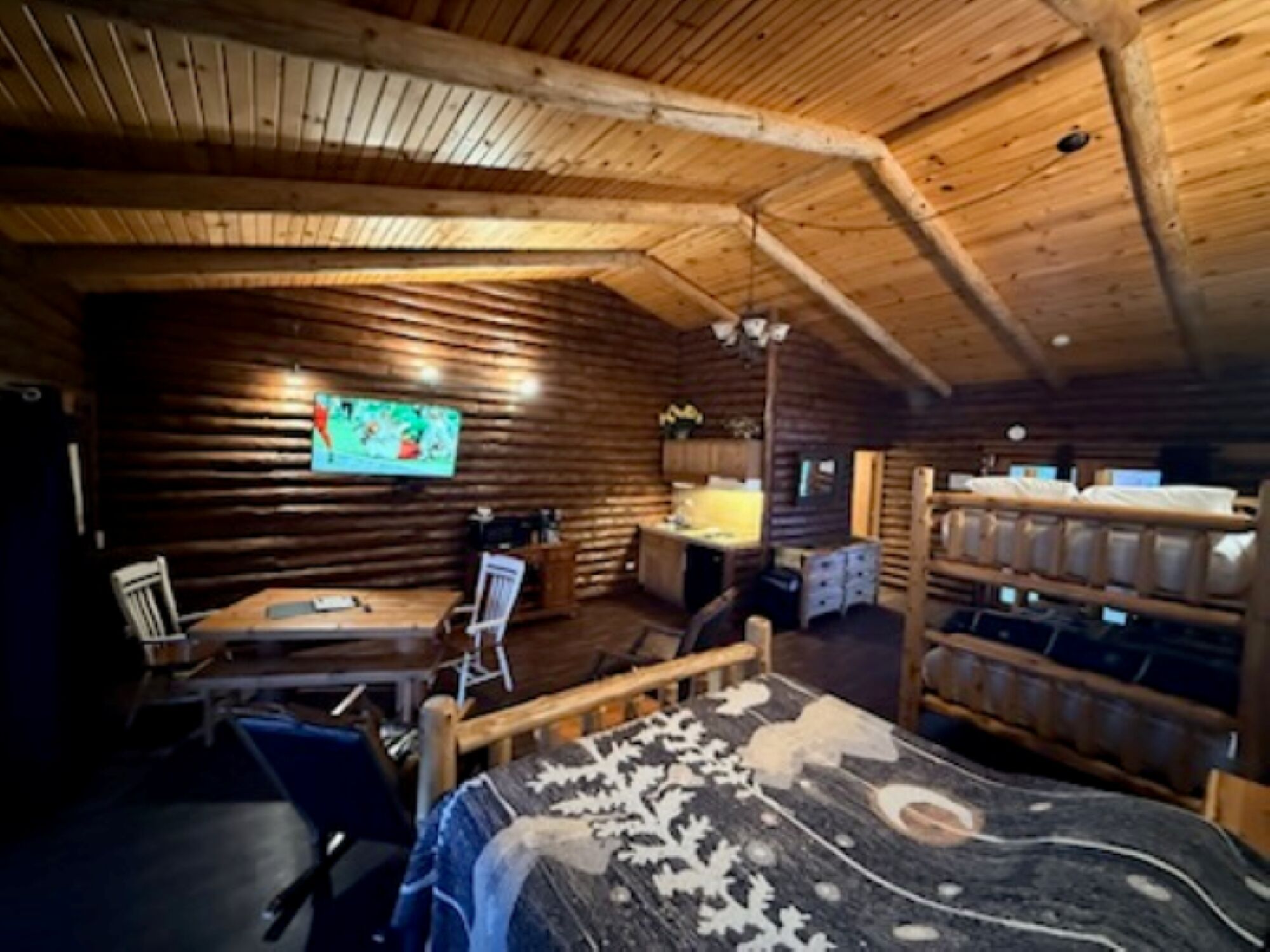 Riverview Premier Lodge room with Kitchenette (6 person) | Private kitchenette | Microwave, coffee/tea maker, freezer, paper towels