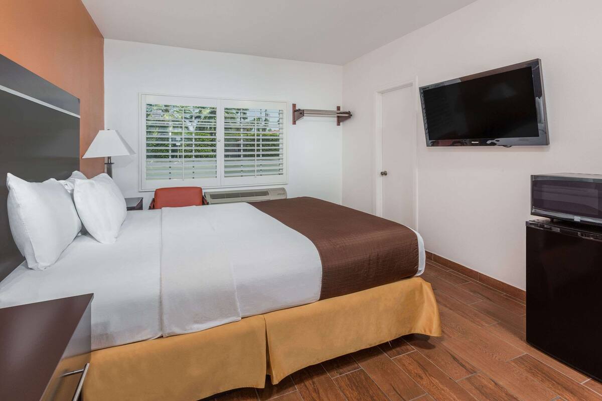Premium bedding, desk, blackout drapes, soundproofing