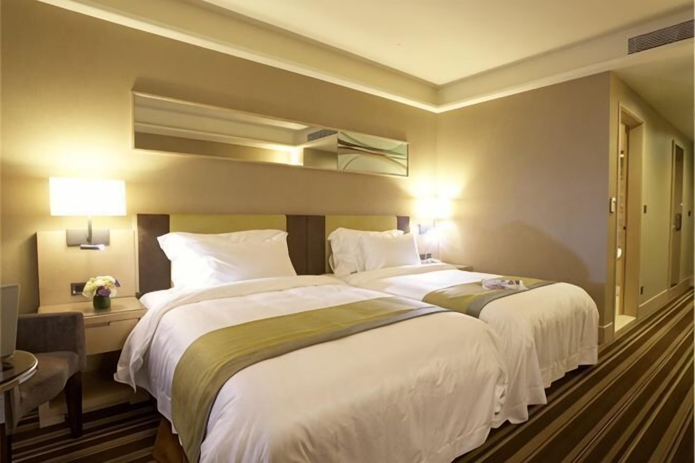 Caja fuerte, cortinas opacas, Internet por cable gratuito y ropa de cama