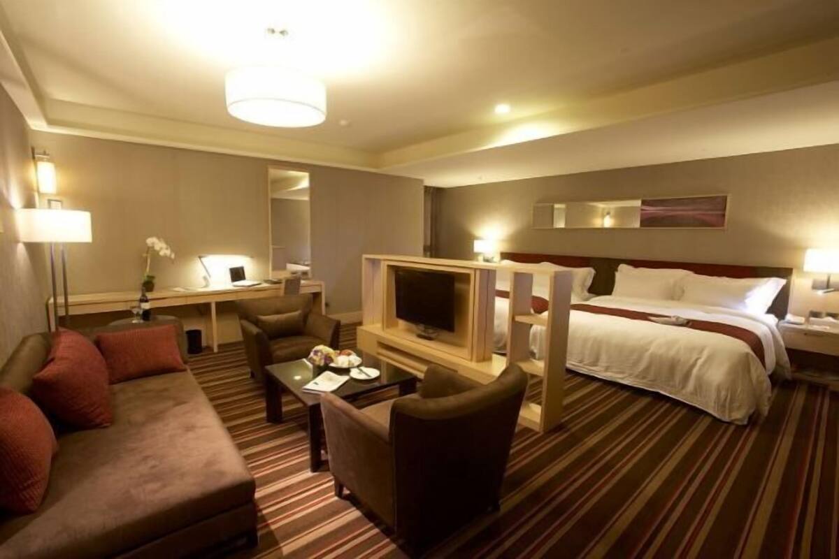 In-room safe, blackout drapes, free wired internet, bed sheets