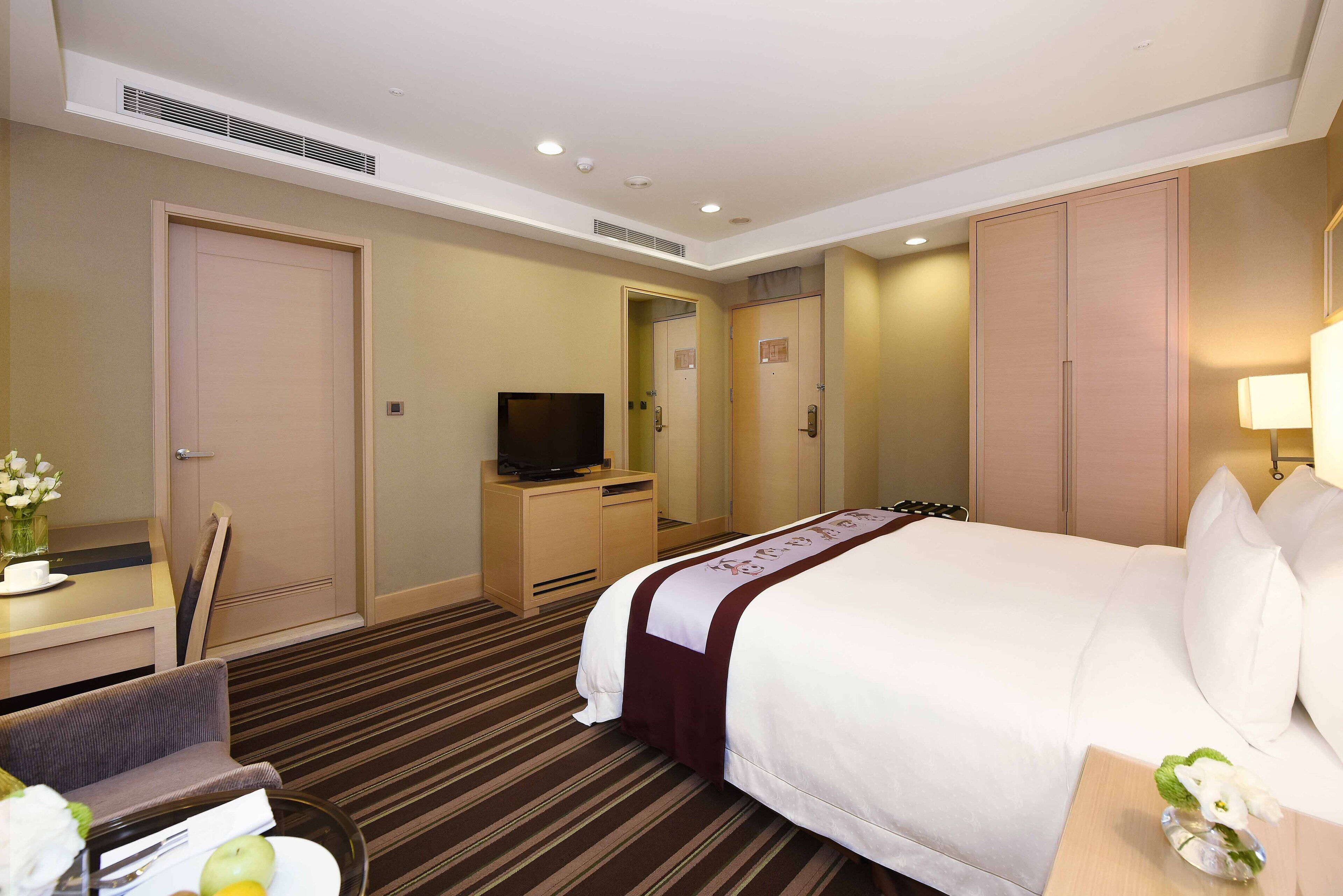 superior double room, 1 queen bed | in-room safe, blackout curtains, free wired internet, bed sheets