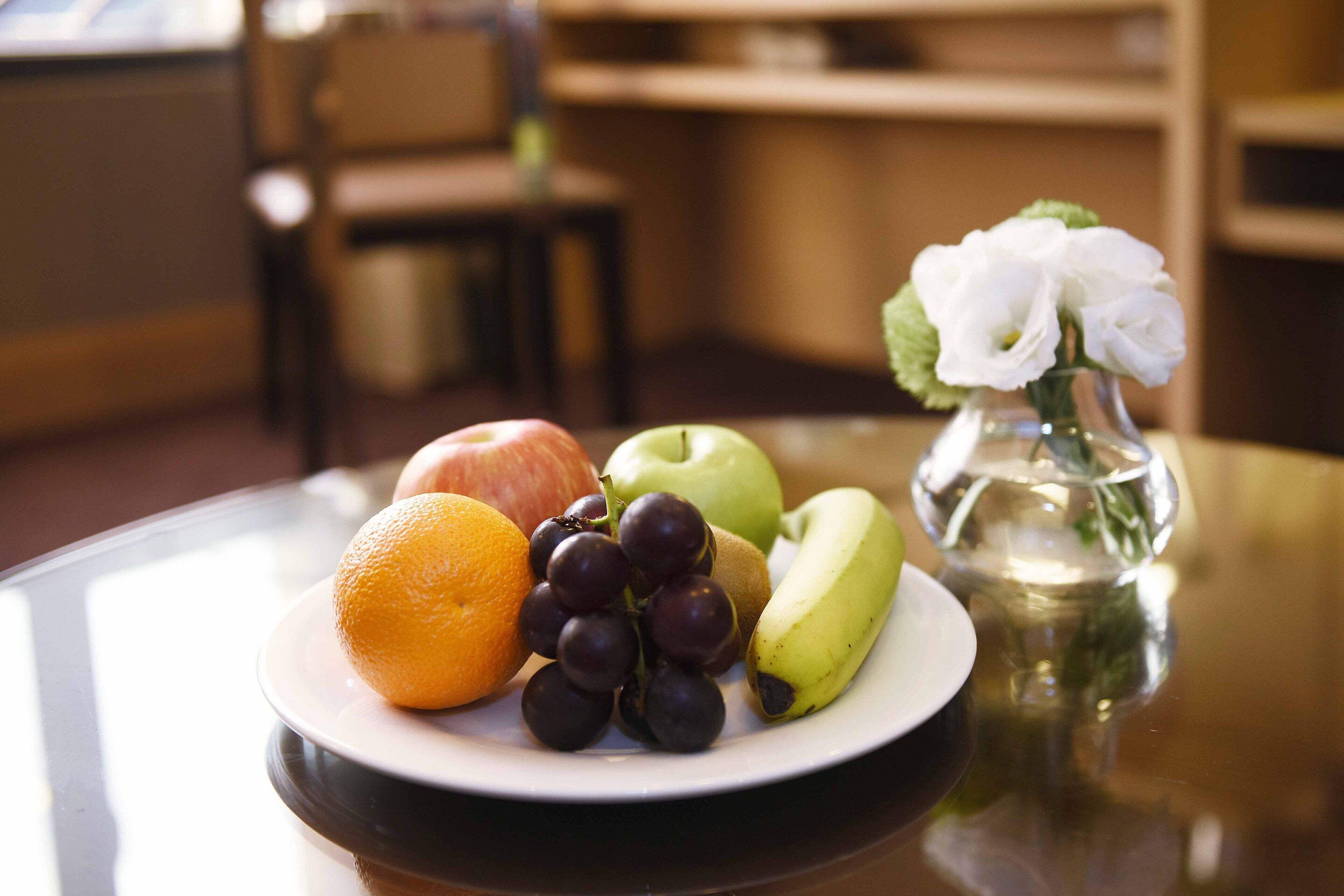 executive suite, 1 double or 2 single beds | living area | lcd tv