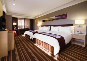 豪華雙床房, 2 張標準雙人床 | 客房內保險箱、遮光布/窗簾、免費有線上網、床單