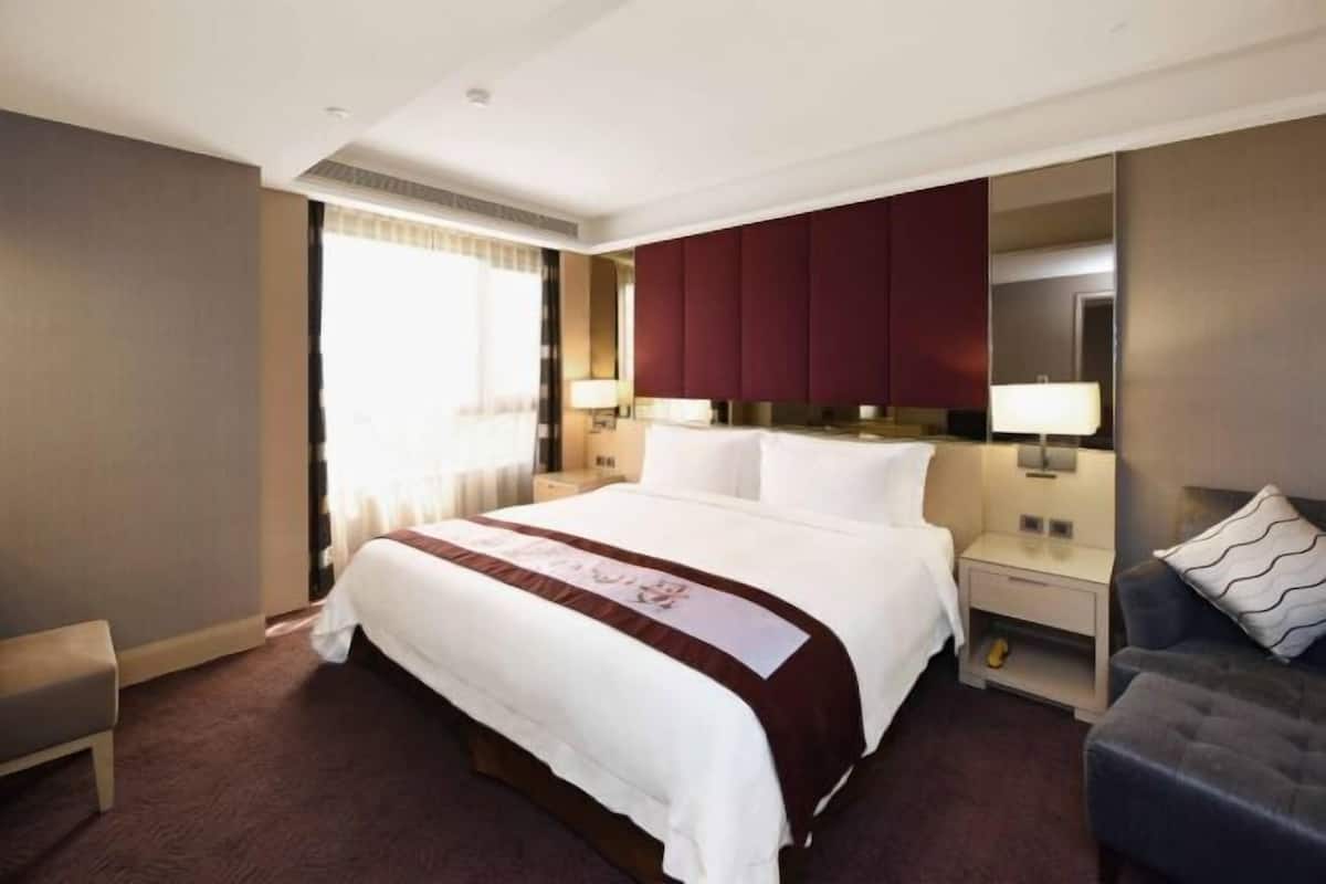 In-room safe, blackout drapes, free wired internet, bed sheets