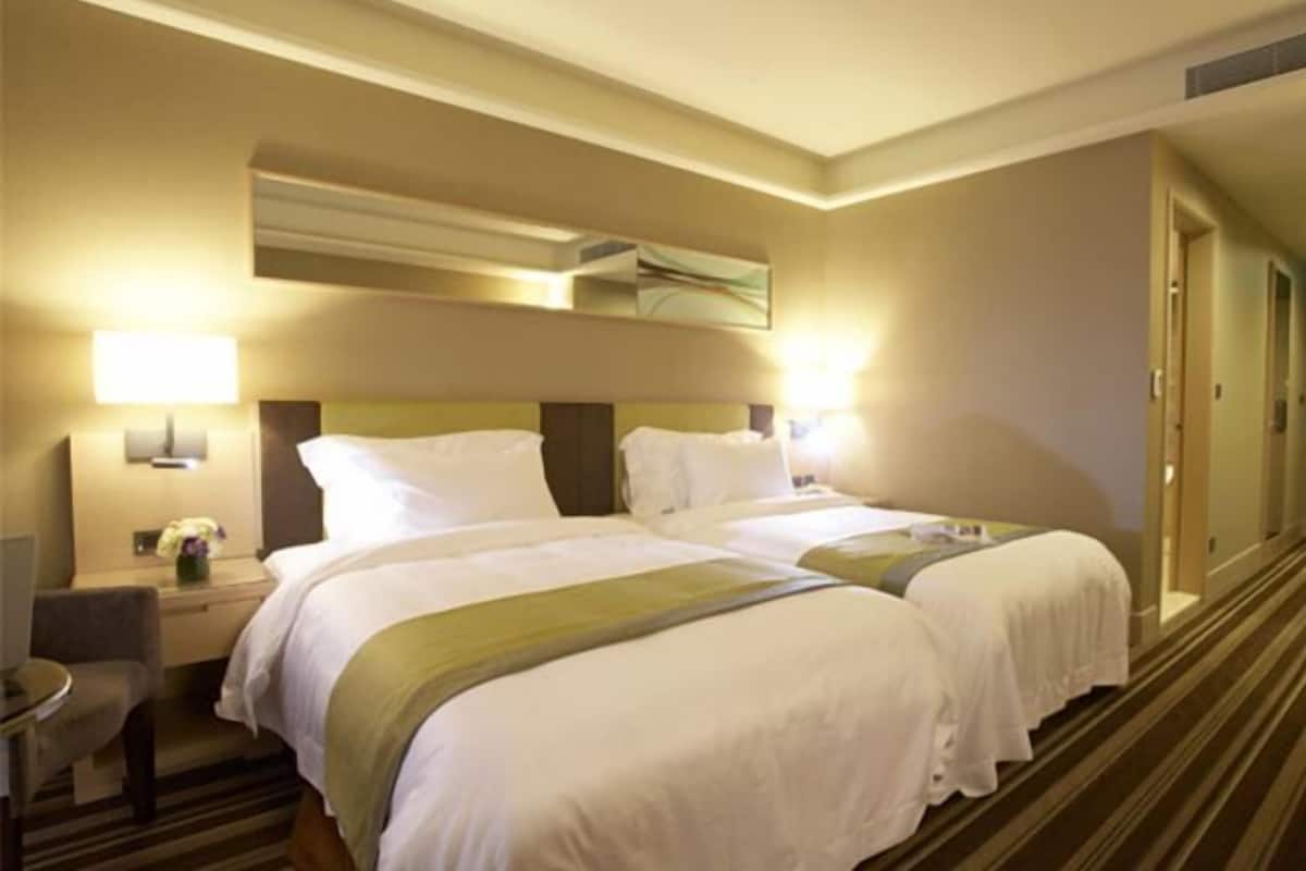 In-room safe, blackout drapes, free wired internet, bed sheets