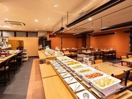 Daily buffet breakfast (JPY 1200 per person)