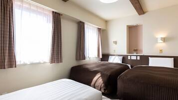 Escritorio, cortinas blackout y tabla de planchar con plancha