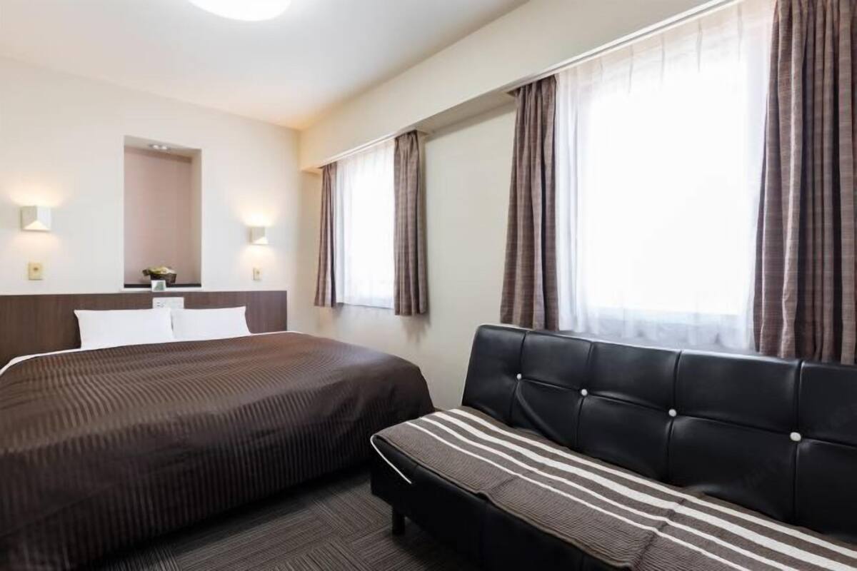 Escritorio, cortinas opacas, tabla de planchar con plancha y wifi gratis