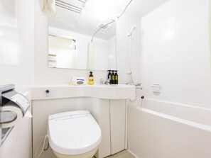 Ein modernes Badezimmer mit Toilette, Waschbecken und Dusche. Auf der Ablage am Waschbecken stehen Pflegeprodukte.