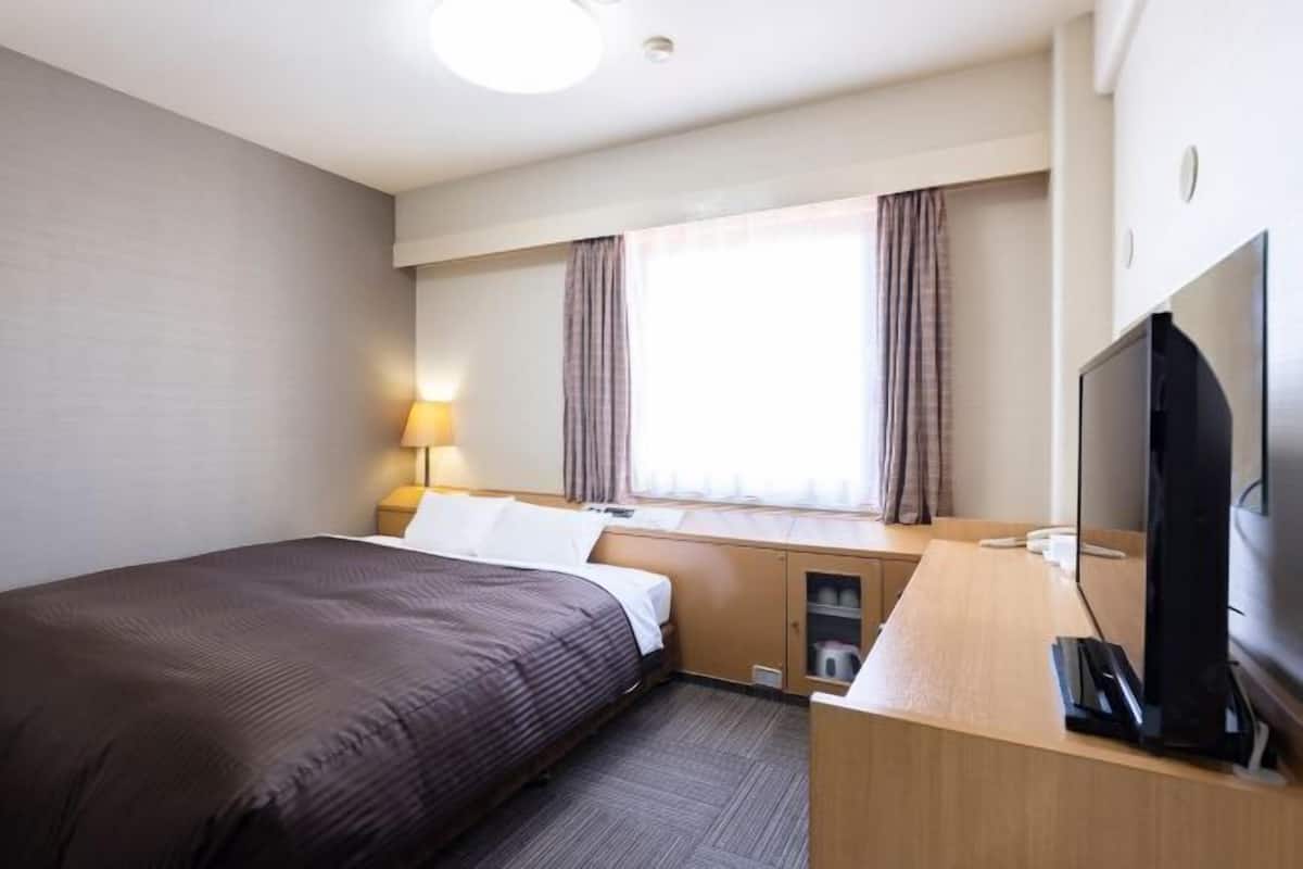 Desk, blackout drapes, iron/ironing board, free WiFi