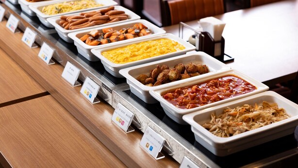 Un bufé con diversas opciones de comida.