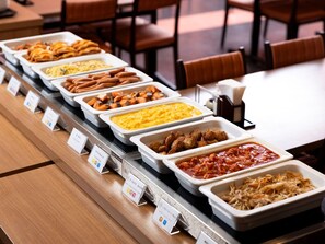 Un bufé con diversas opciones de comida.