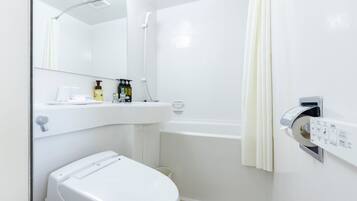 Escritorio, cortinas blackout y tabla de planchar con plancha