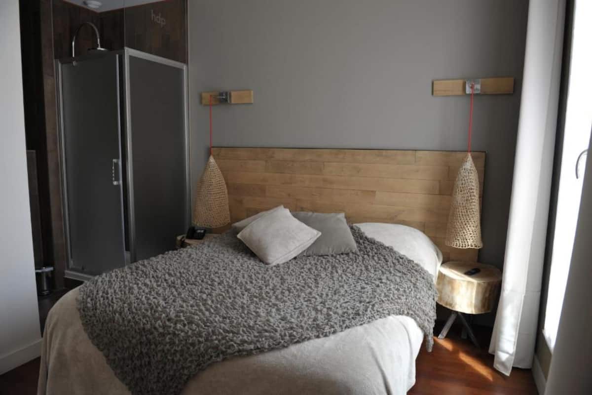 Habitación superior (Chambre superieure cote Halles) | 1 habitación, minibar y caja de seguridad en la habitación