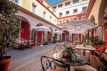 Breakfast, lunch, dinner and brunch served . Hotel de Paris
