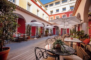 Breakfast, lunch and dinner served