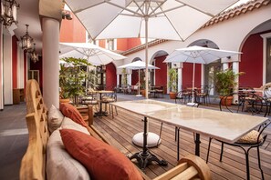 Breakfast, lunch and dinner served