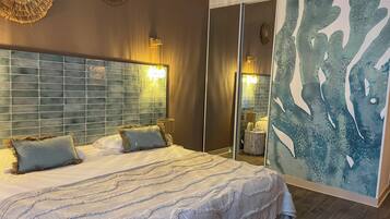 Superior kamer (Chambre superieure cote Halles) | Een minibar, een kluis op de kamer, individueel gedecoreerd, een bureau