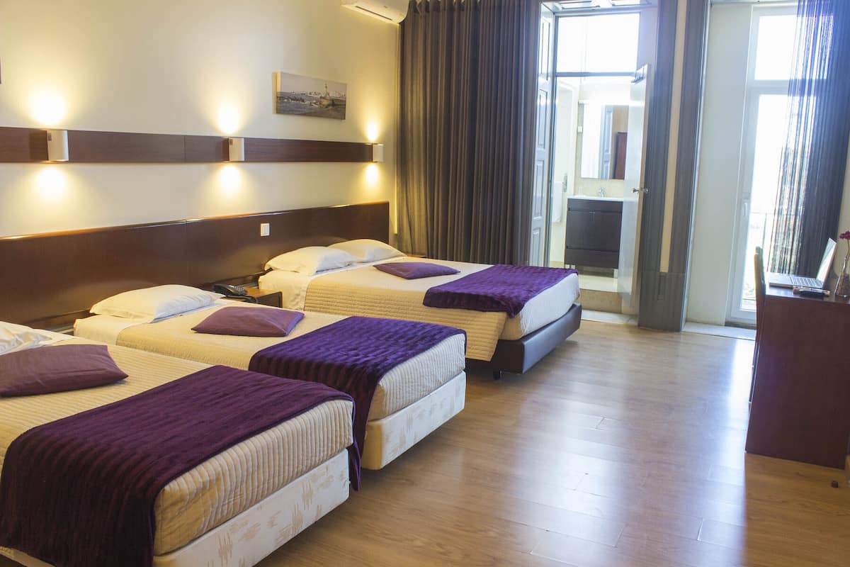 Chambre Quadruple Familiale, plusieurs lits, balcon, vue jardin | Bureau, Wi-Fi gratuit, draps fournis